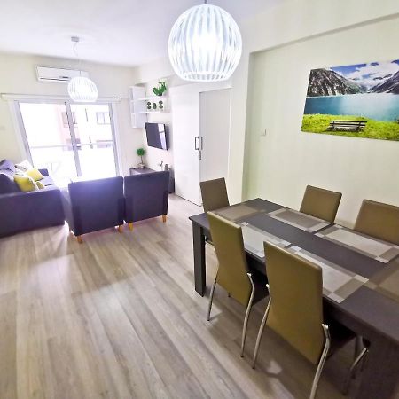 Beach-A-Holic Apartment, 2 Min Distance From Larnaca Marina Esterno foto