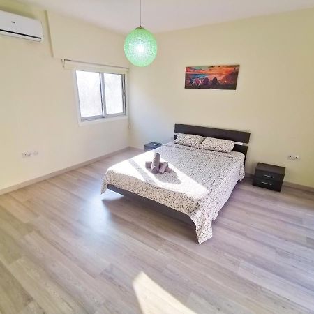 Beach-A-Holic Apartment, 2 Min Distance From Larnaca Marina Esterno foto