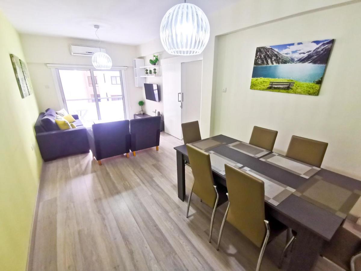 Beach-A-Holic Apartment, 2 Min Distance From Larnaca Marina Esterno foto