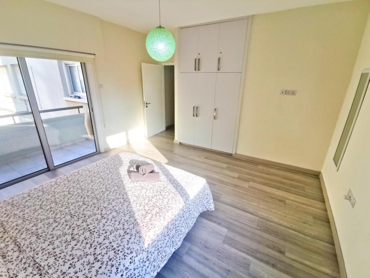 Beach-A-Holic Apartment, 2 Min Distance From Larnaca Marina Esterno foto