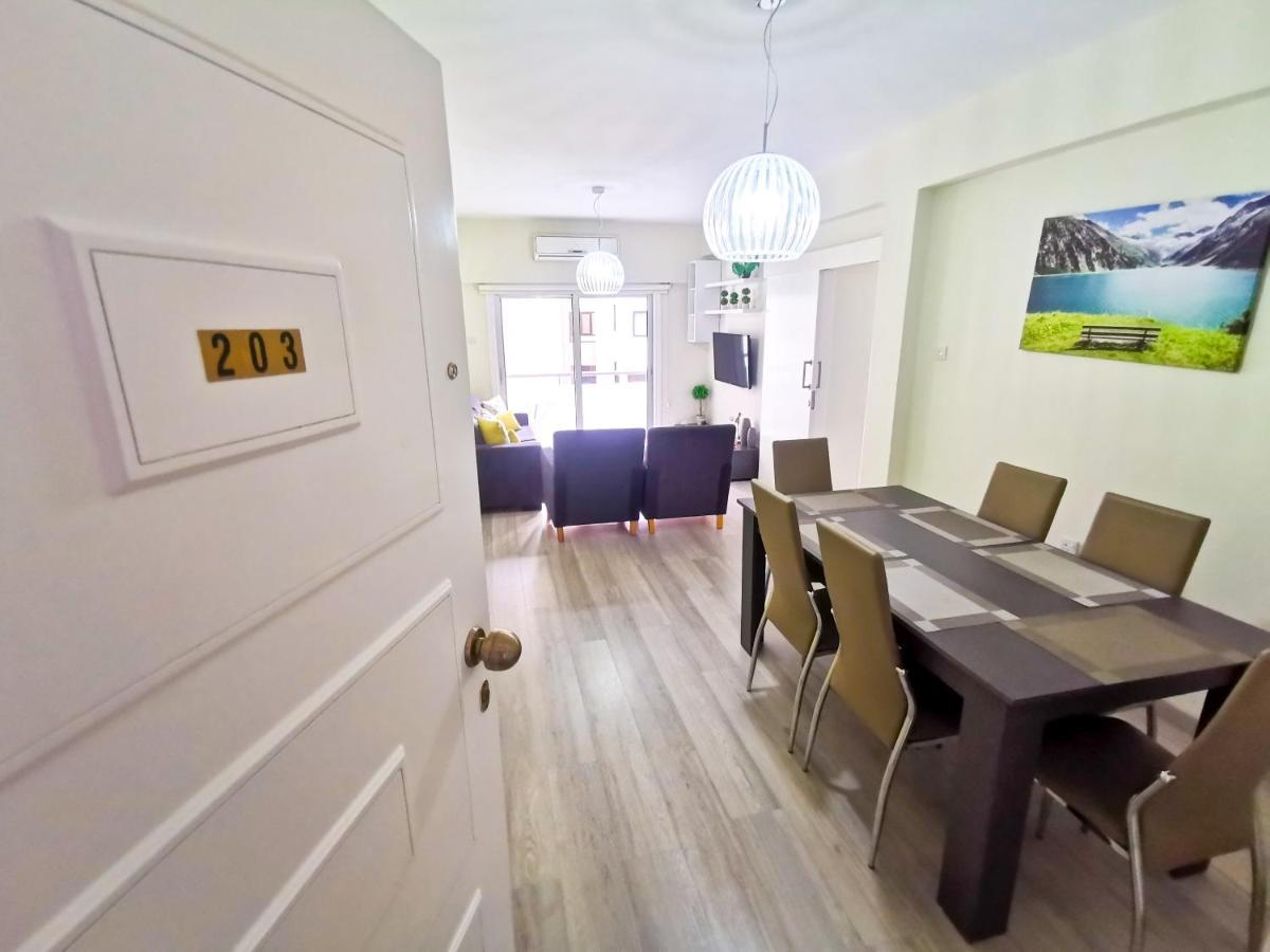 Beach-A-Holic Apartment, 2 Min Distance From Larnaca Marina Esterno foto