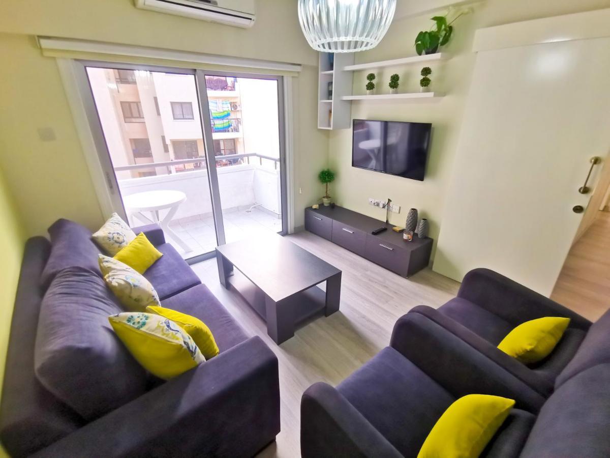 Beach-A-Holic Apartment, 2 Min Distance From Larnaca Marina Esterno foto