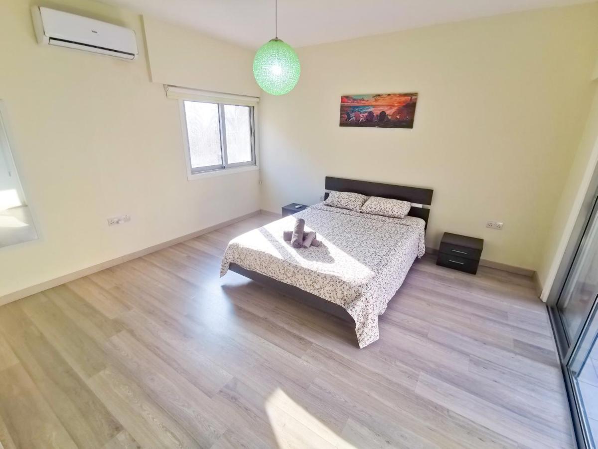 Beach-A-Holic Apartment, 2 Min Distance From Larnaca Marina Esterno foto