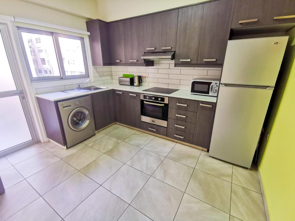 Beach-A-Holic Apartment, 2 Min Distance From Larnaca Marina Esterno foto